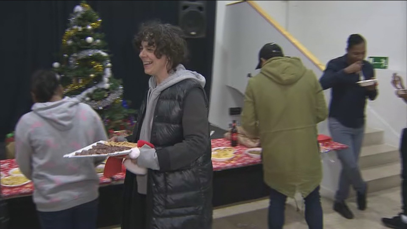 Vecinos brindan una comida a los refugiados para reivindicar su derecho a celebrar  la Navidad