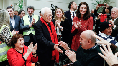 Una navideña cena solidaria en el Senado, gracias al padre Ángel