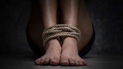 Detienen a un hombre en Sevilla por atar a su pareja al sofá para que no saliera en Nochebuena