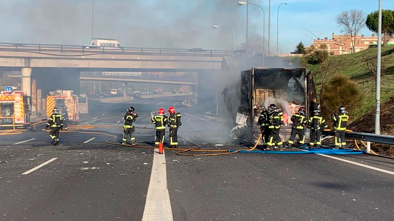 Imagen de Emergencias Madrid de los bomberos sofocando las llamas del camión de mercancías