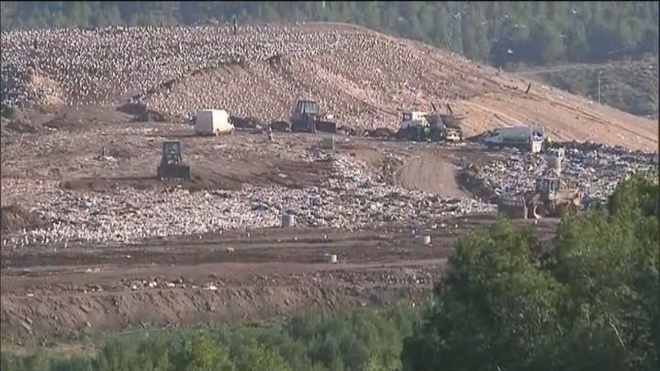 Imagen del vertedero de Alcalá de Henares, totalmente colapsado