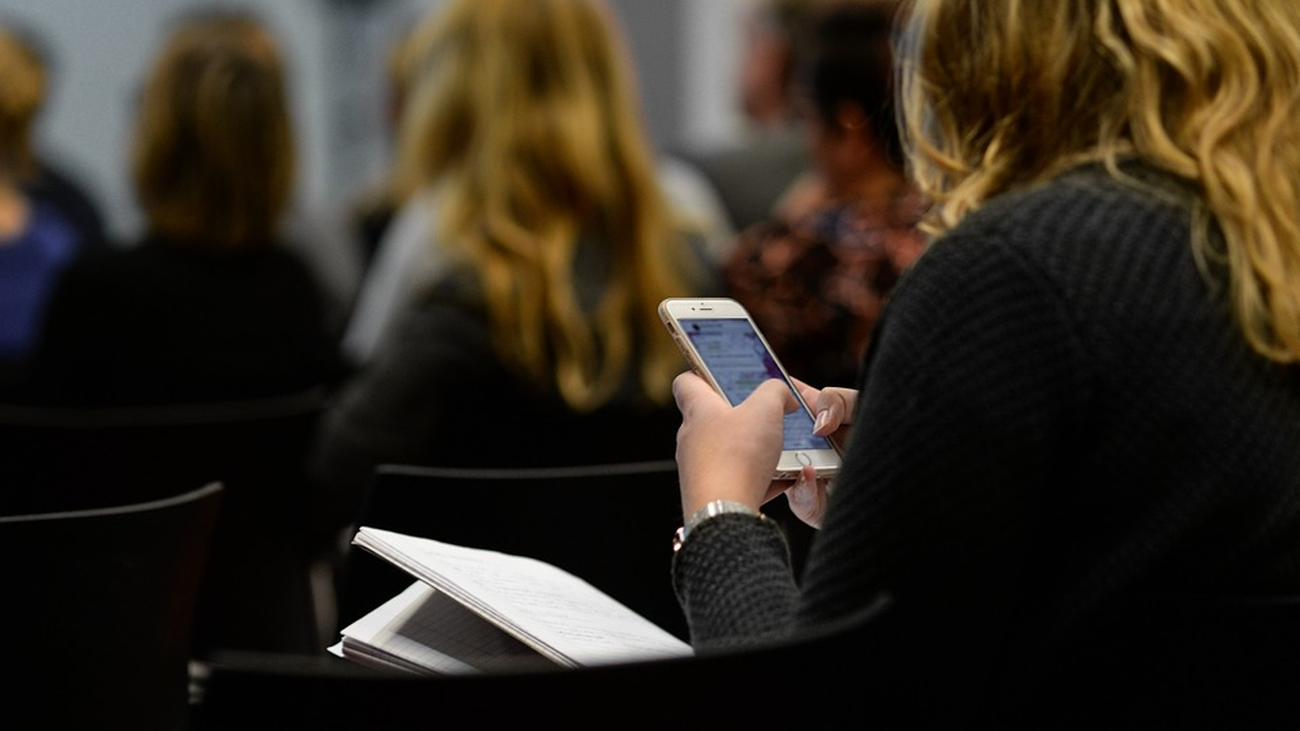 Las redes sociales, uno de los factores determinantes de la soledad juvenil