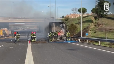 Arde un camión de congelados en la M-40