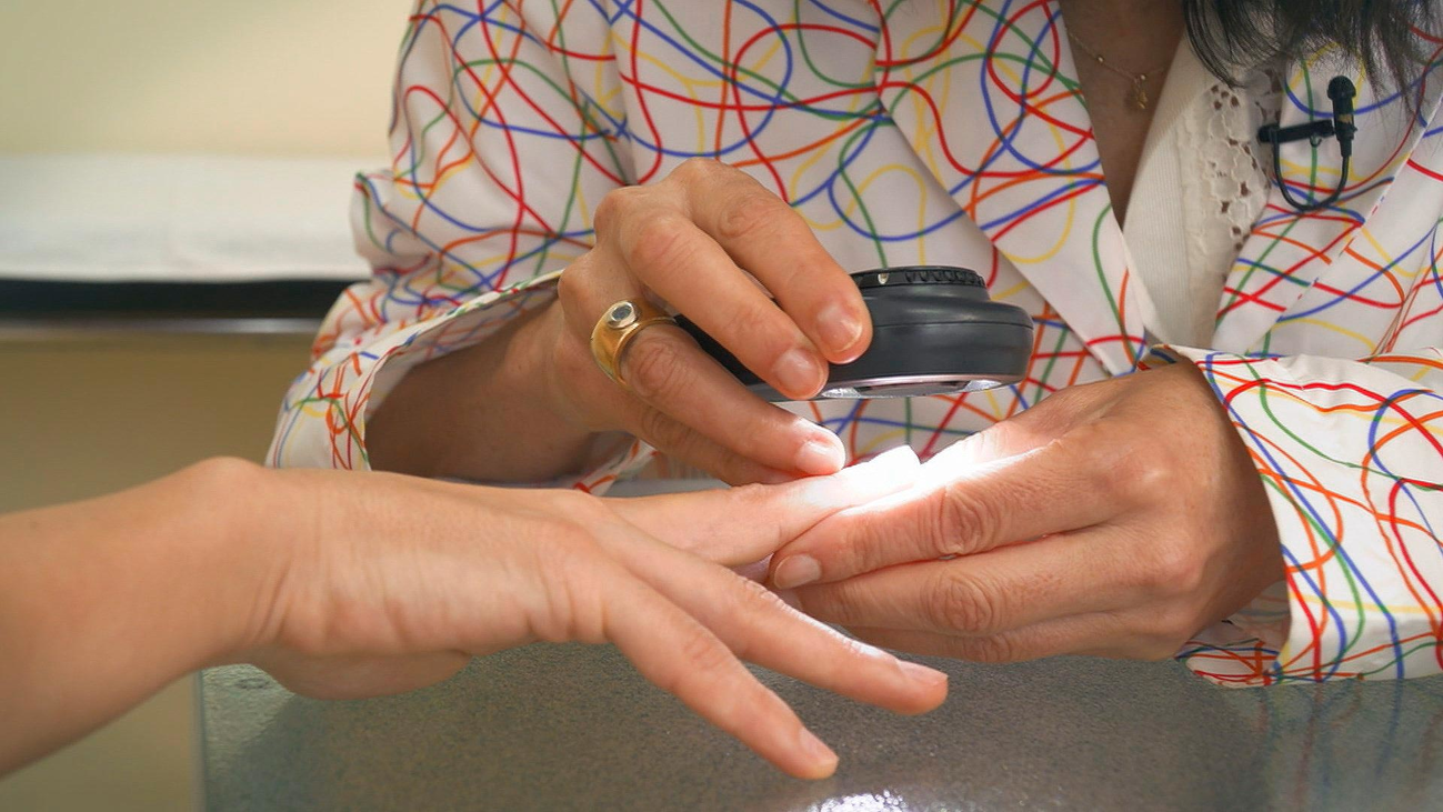 Sanidad pide a Europa limitar el uso de esmaltes de uñas permanentes a los profesionales