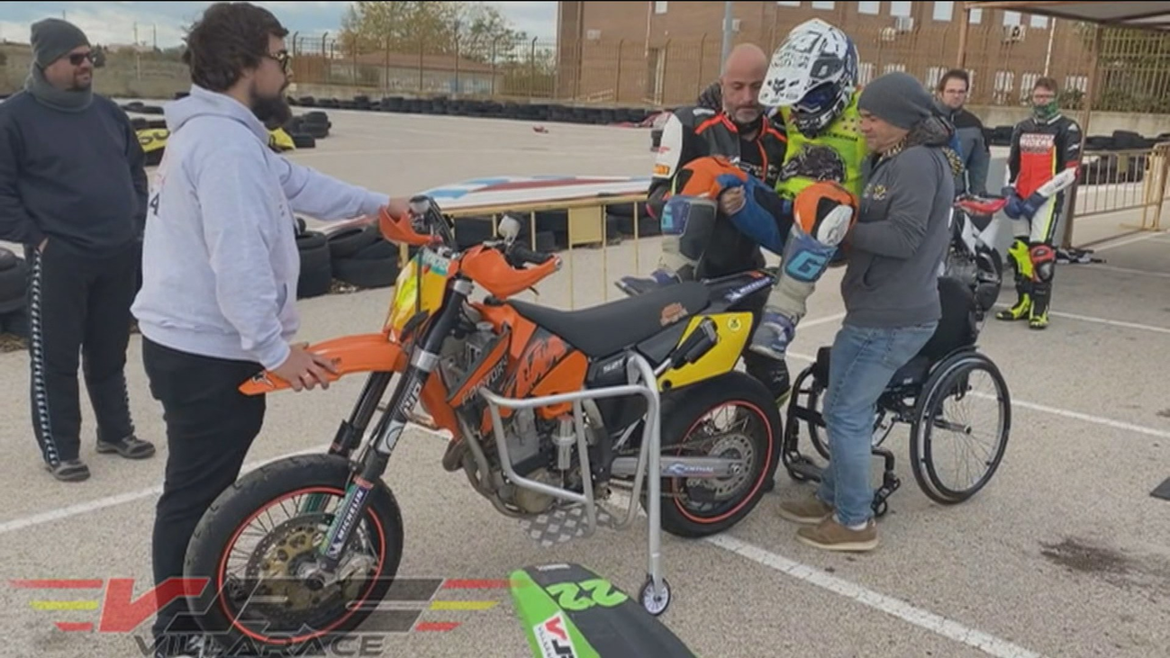 Javi vuelve a la moto a pesar de su paraplejia