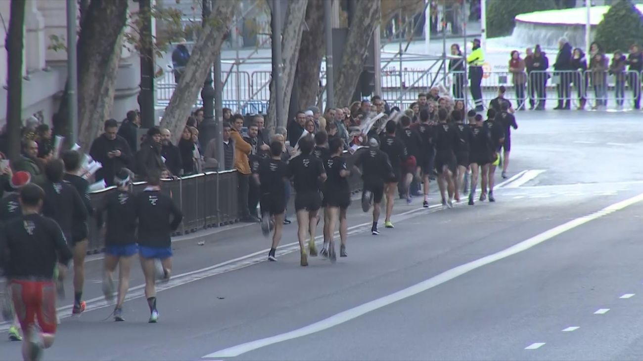 Varios corredores en la San Silvestre Vallecana