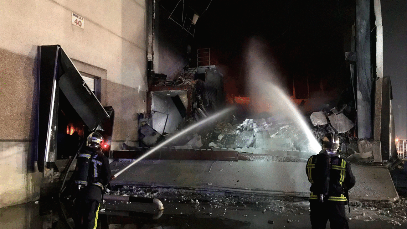 Los bomberos evitan que se propague el fuego que ha destruido una nave en Torrejón de la Calzada