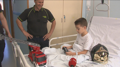 Bomberos de Madrid reparten juguetes entre más de 300 niños hospitalizados