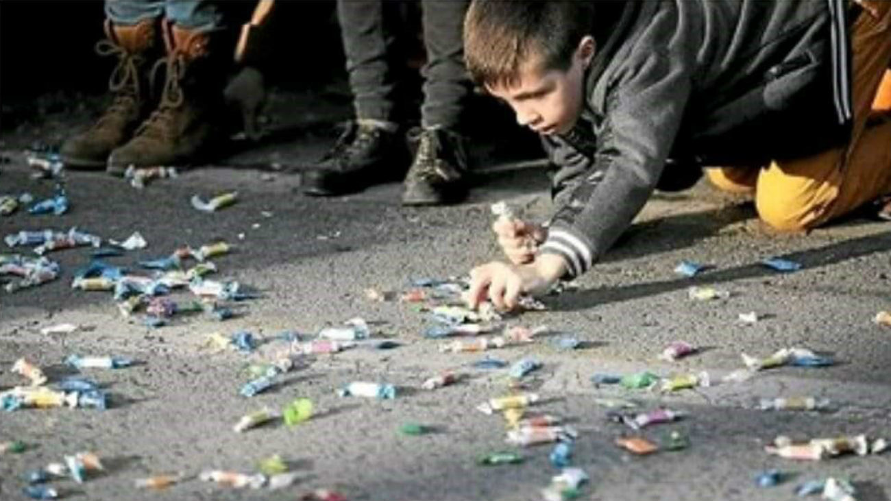 Niño cogiendo caramelos