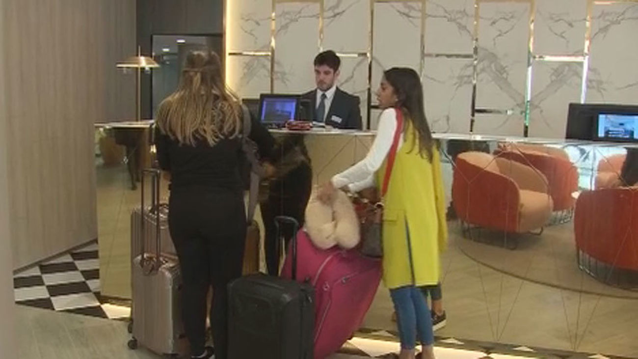Turistas llegan a un hotel