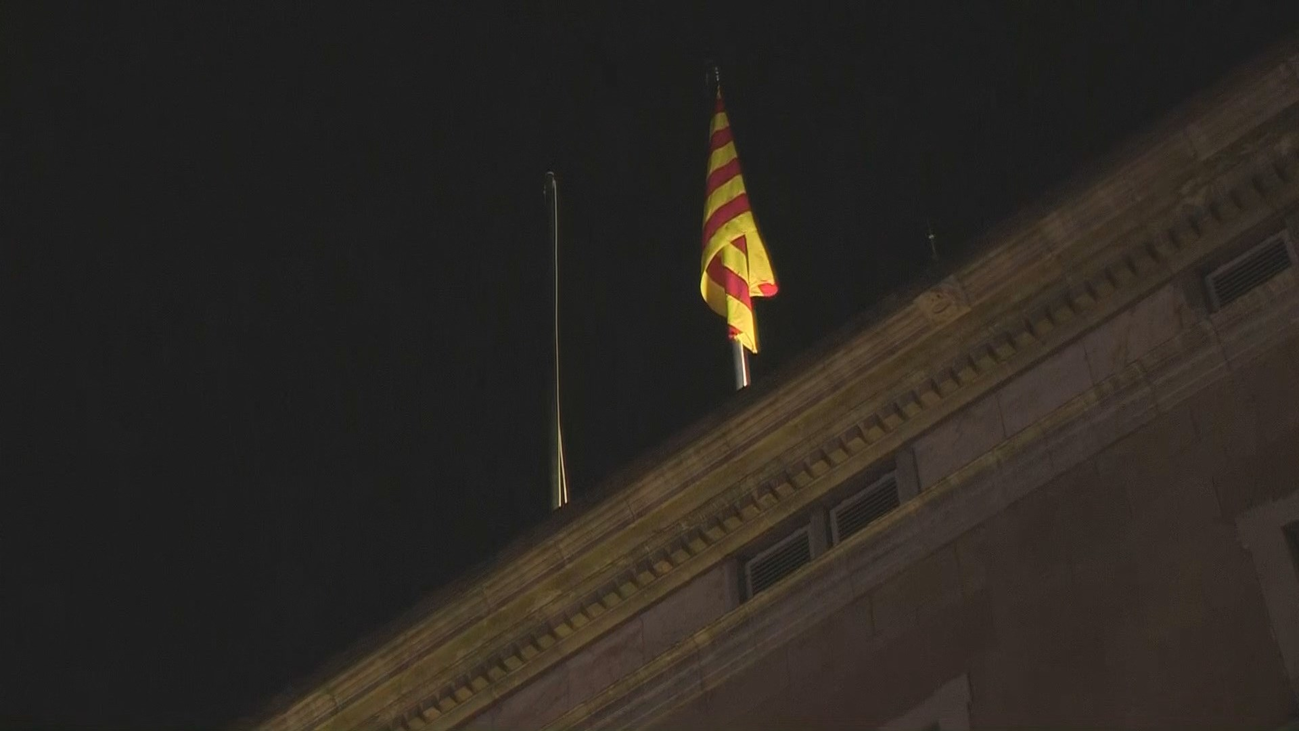 Retiran y vuelven a izar  la bandera española del Palau de la Generalitat