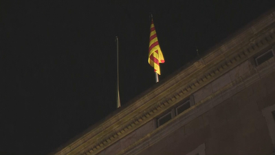 Retiran y vuelven a izar  la bandera española del Palau de la Generalitat