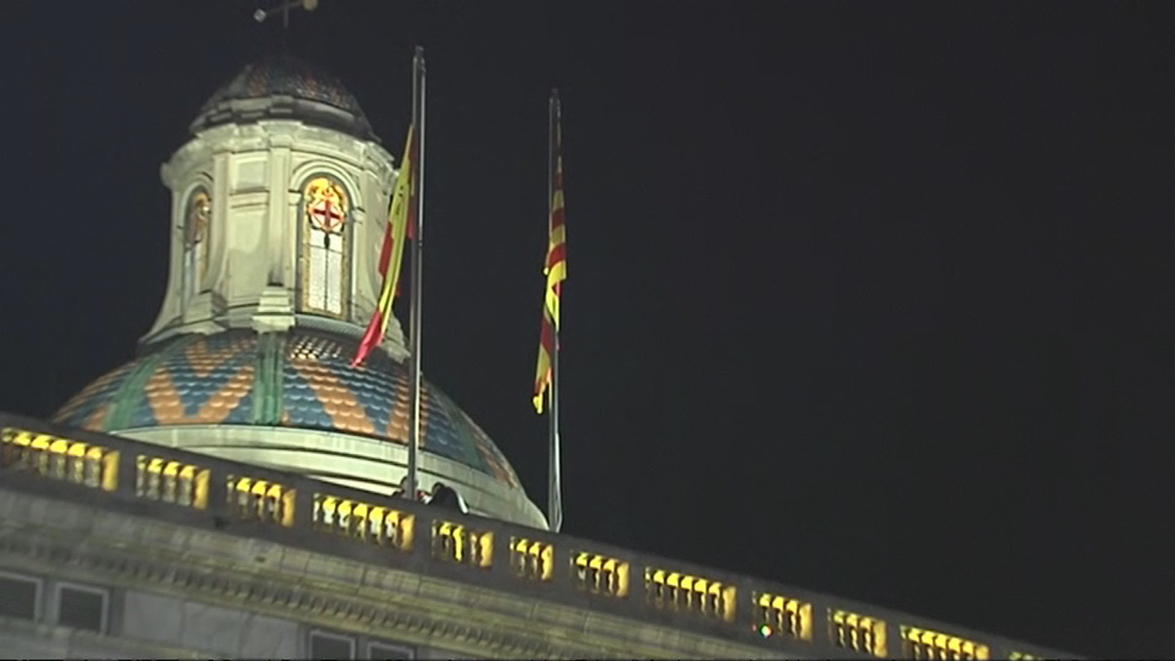 La bandera española vuelve a ondear en la Generalitat