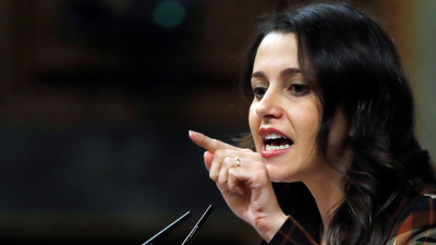 Arrimadas pregunta al PSOE si no hay "ningún valiente" para oponerse a la "infamia" de Sánchez