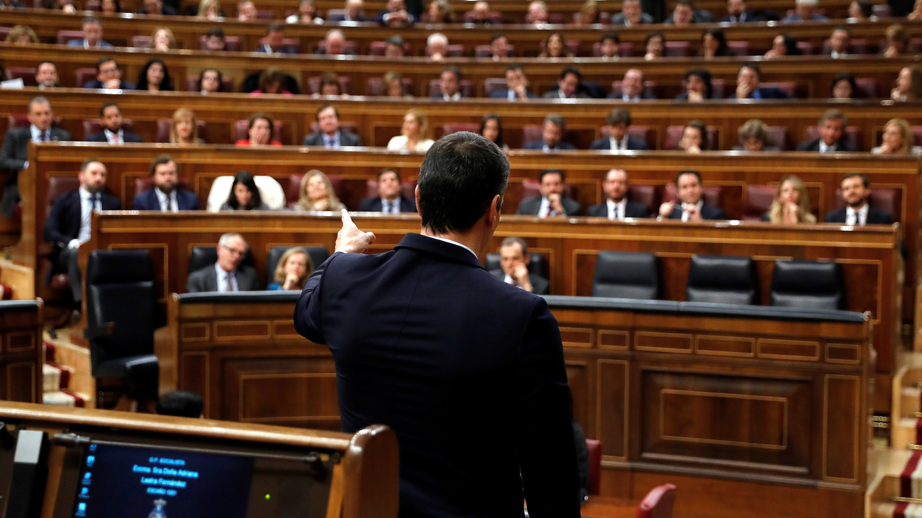 Cara a cara subido de tono entre Casado y Sánchez en el pleno de investidura