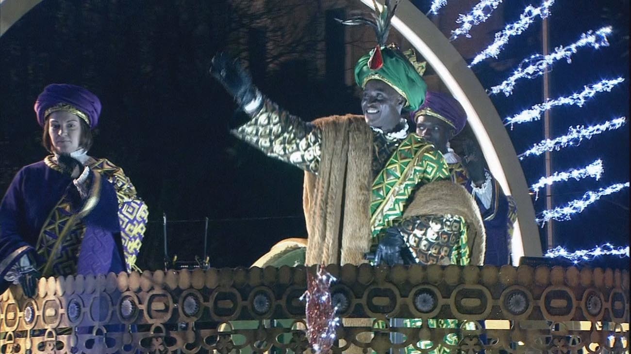 Los Reyes Magos arrancan su peregrinaje a Cibeles con 1.800 kilos de dulces
