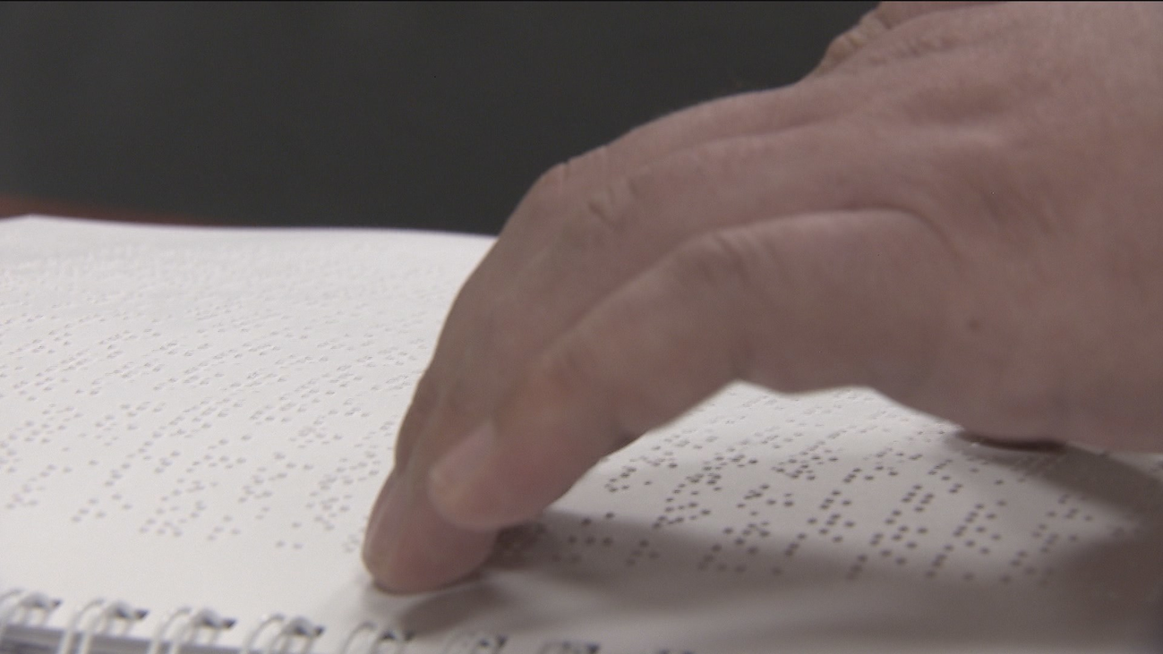 Los invidentes reivindican un mayor uso del Braille en su Día Mundial