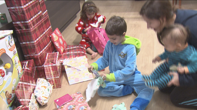 Los niños madrileños madrugan para abrir los regalos tras una mágica noche de Reyes