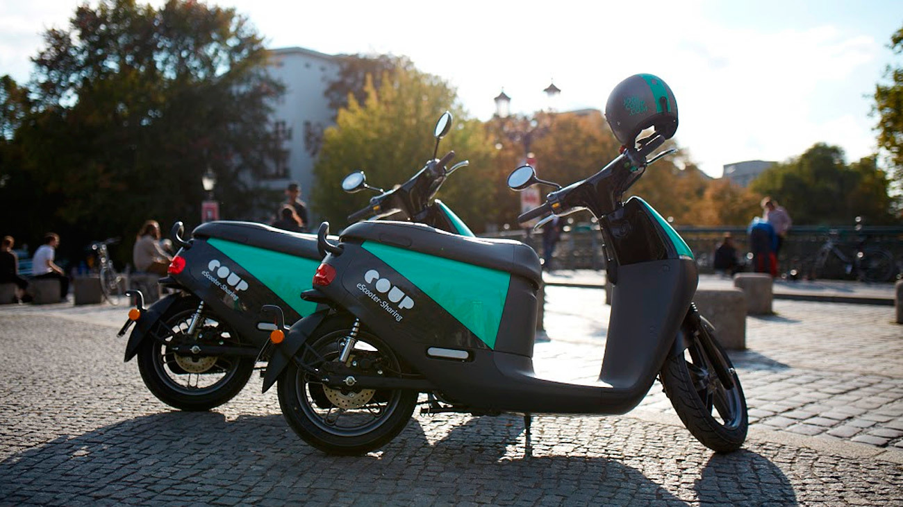 La empresa de movilidad Coup abandona sus scooters en la calle tras dejar de operar en Madrid