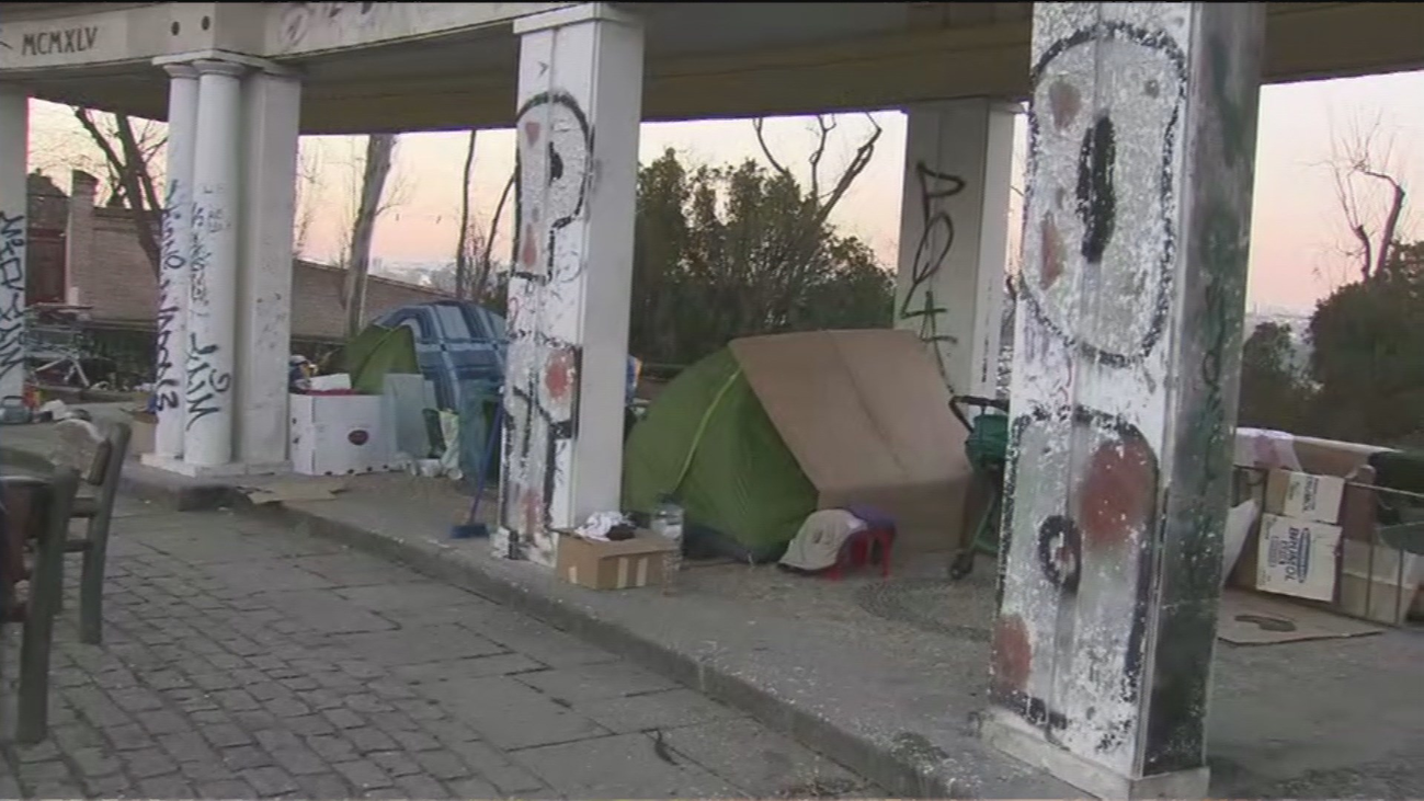 Vecinos de Las Vistillas denuncian la degradación del jardín histórico, donde acampa un grupo de personas