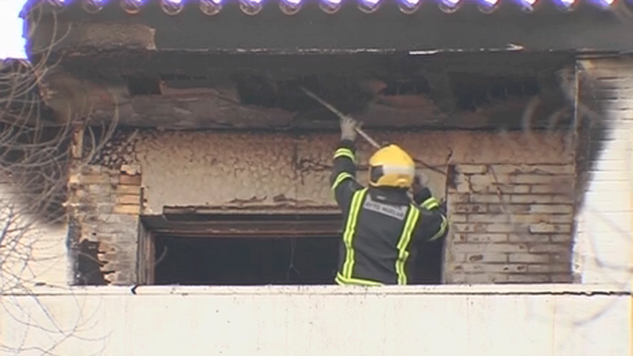 Dos fallecidos y un bebé grave en la UCI por el incendio de un piso en Huelva
