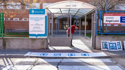 Colmenar pinta 15 pasos de peatones con pictogramas para personas con autismo