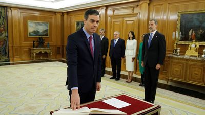 Pedro Sánchez promete su cargo ante el rey y sobre la Constitución, sin crucifijo ni Biblia