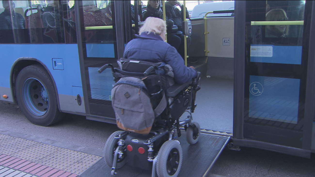 Denuncian que la EMT ha eliminado de sus autobuses cinturones para personas con movilidad reducida