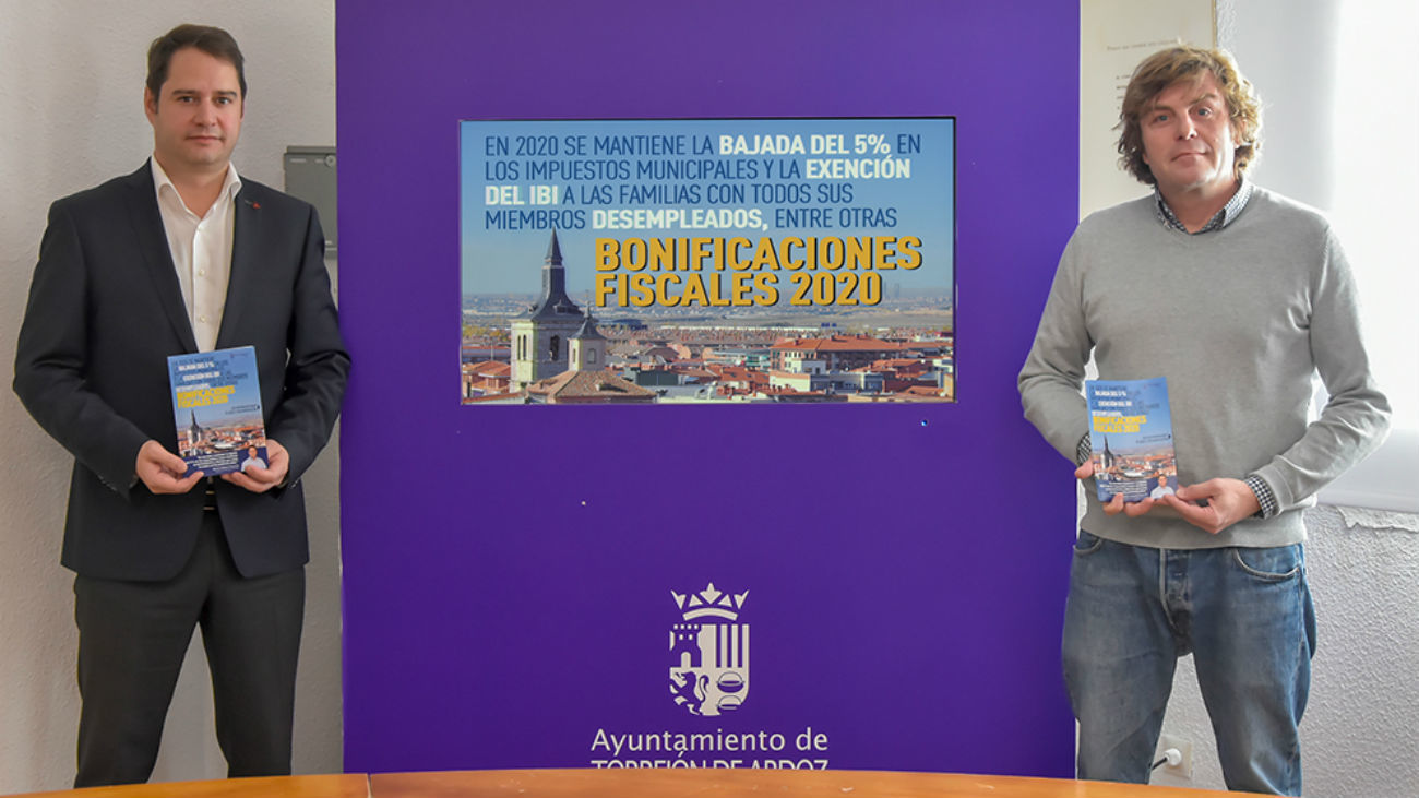 El alcalde de Torrejón de Ardoz, Ignacio Vázquez, y el concejal de Hacienda y teniente de alcalde, Marcos López