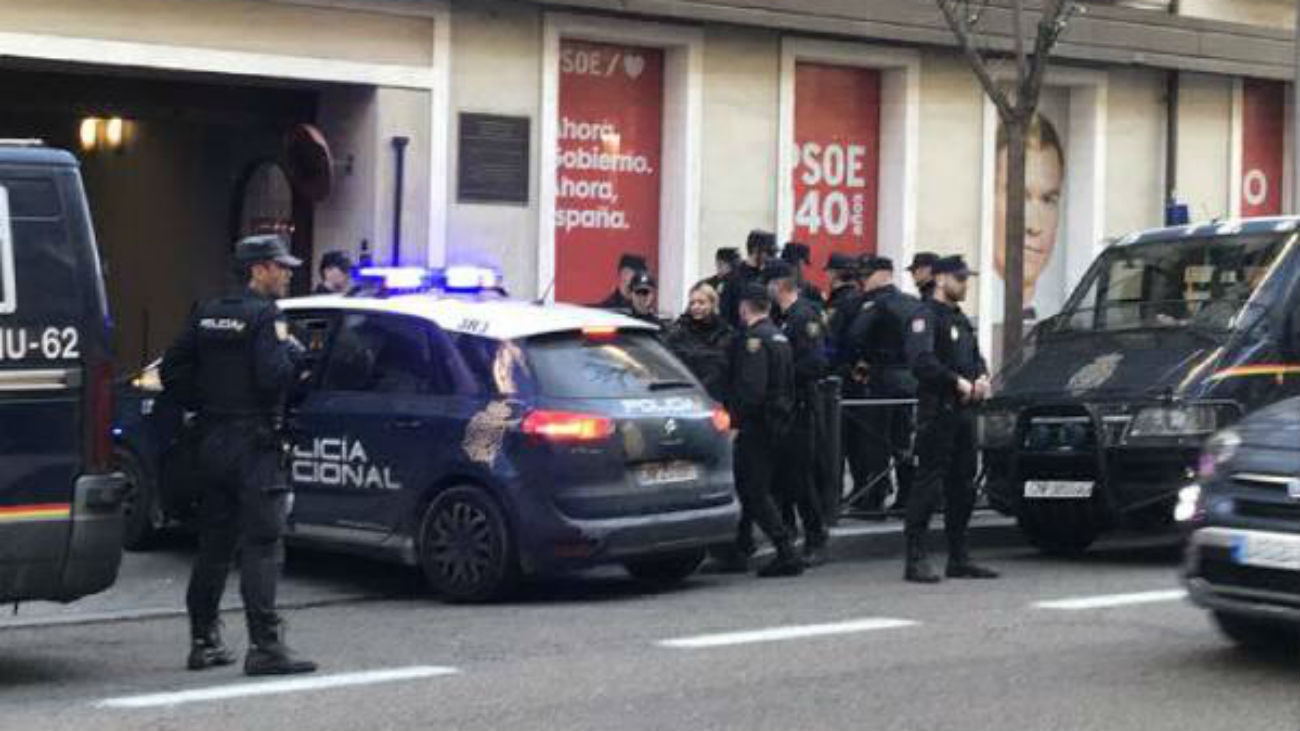 La Policía, ante la sede del PSOE, en Ferraz