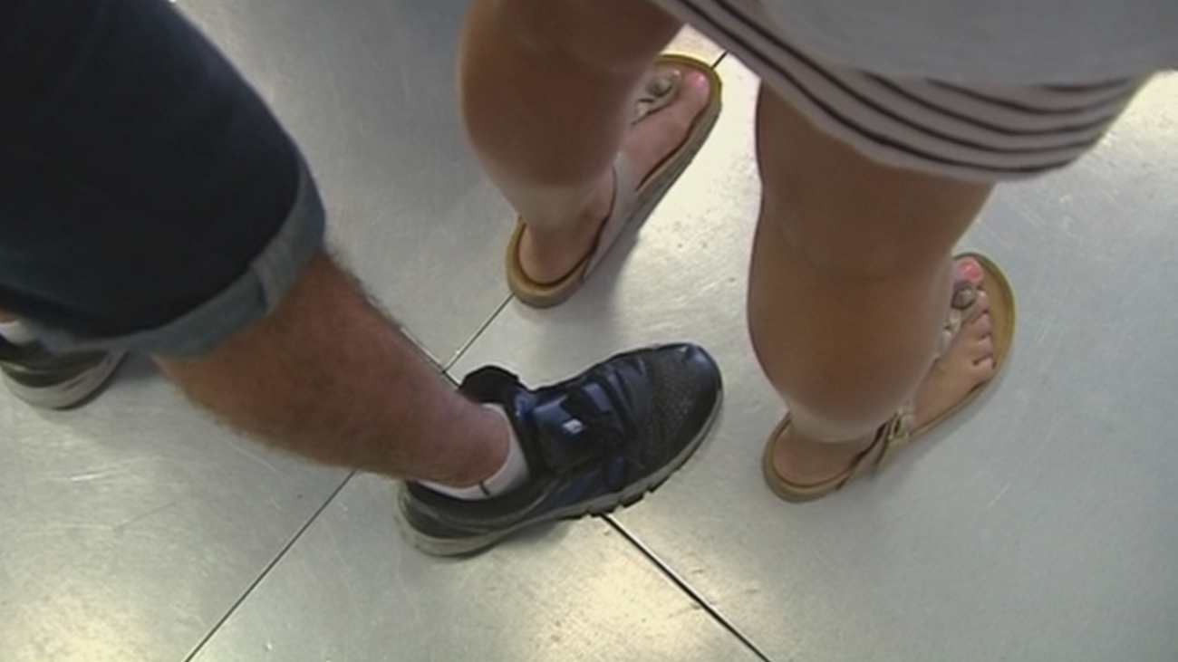 Pillado grabando bajo las faldas de las mujeres en un conocido centro comercial