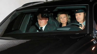 Los reyes Juan Carlos y Sofía acuden a la capilla ardiente de Pilar de Borbón con sus hijas