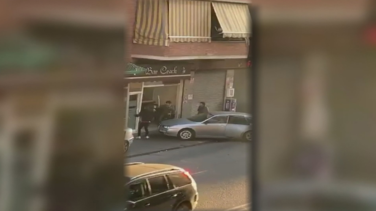 Una pelea con palos y hachas deja varios heridos en un bar de Badalona