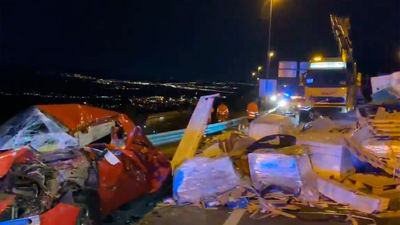 Tres heridos al caer sobre sus coches la carga de un tráiler en la AP-6 en Guadarrama
