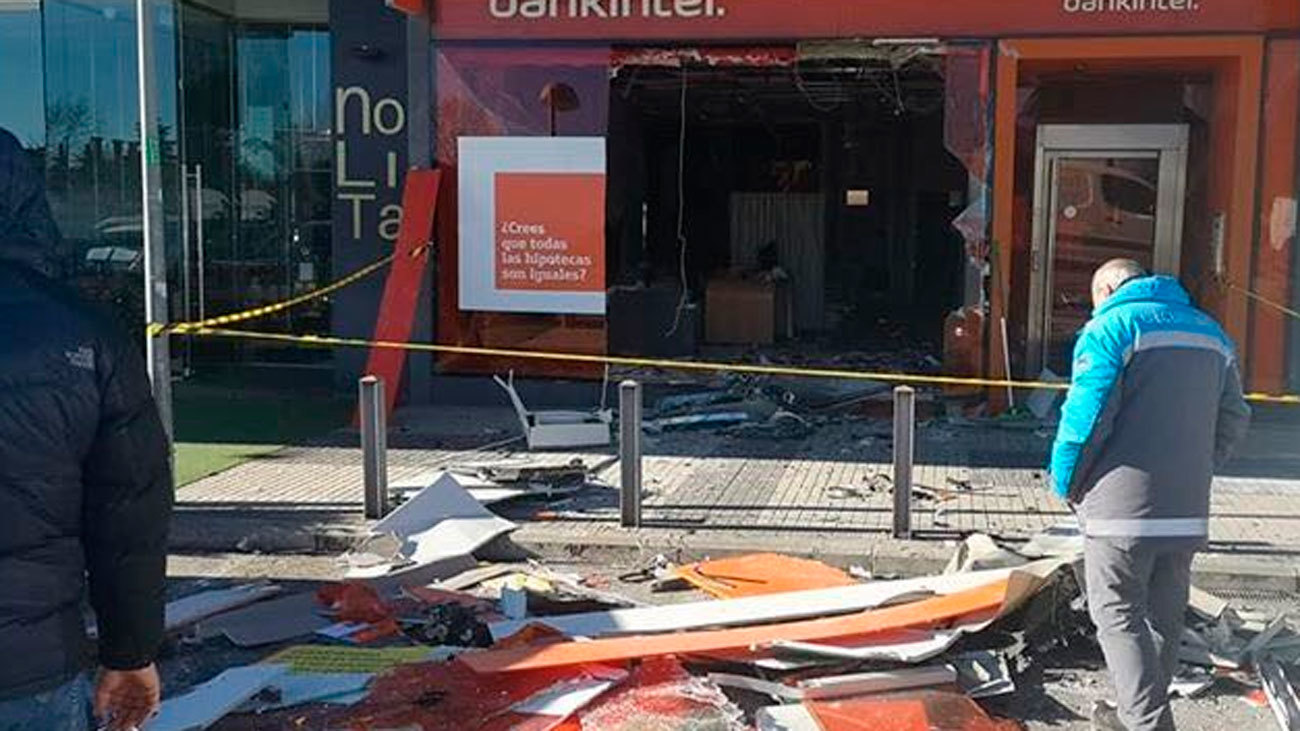 Fachada de la sucursal bancaria de Majadahonda afectada por el explosivo