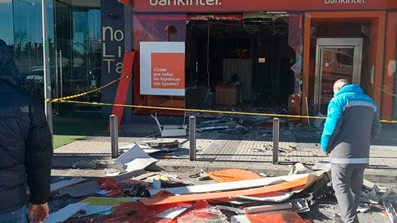 Derribada con explosivos la fachada de una sucursal bancaria de Majadahonda