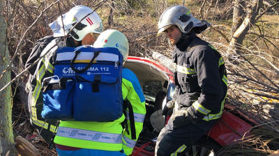 Herida una mujer de 30 años al impactar su coche contra un árbol en la M-608