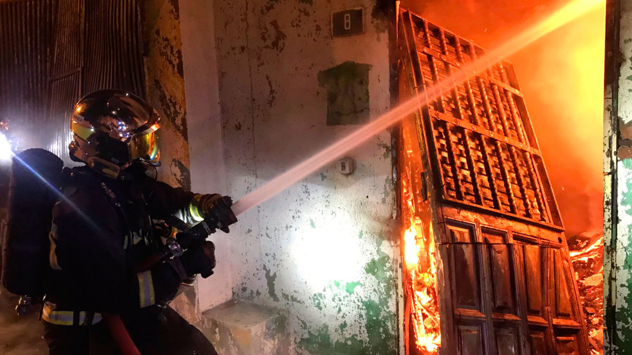 Intervención de los bomberos en el incendio de una chatarrería  en Leganés