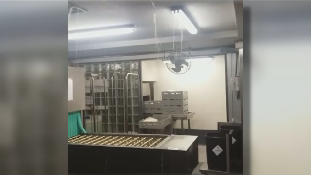 Una avería de agua provoca la caída del techo de la cocina del Hospital del Gregorio  Marañón