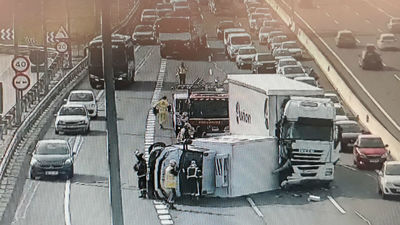 Kilómetros de atascos en la A-2 tras un choque entre dos camiones