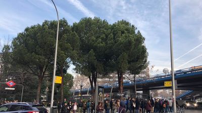 Muchas quejas de los madrileños afectados en el primer día sin la línea 4 de Metro