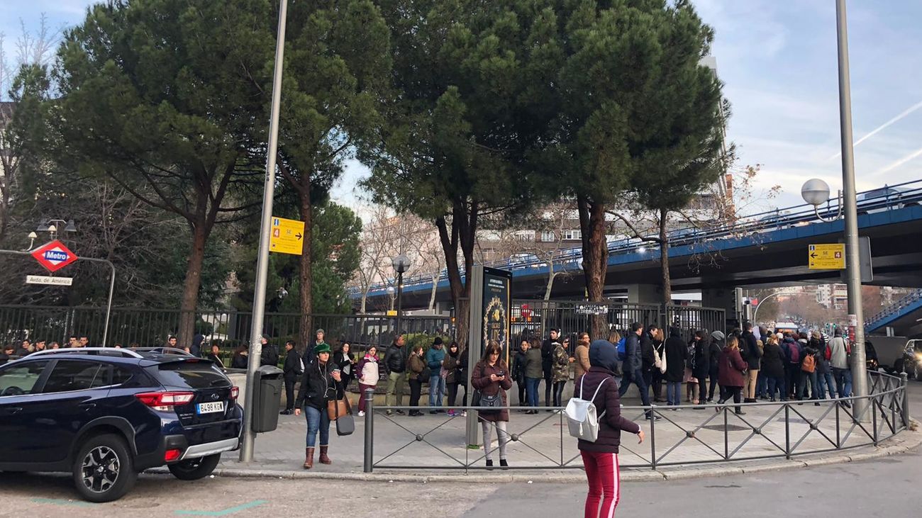 Muchas quejas de los madrileños afectados en el primer día sin la línea 4 de Metro