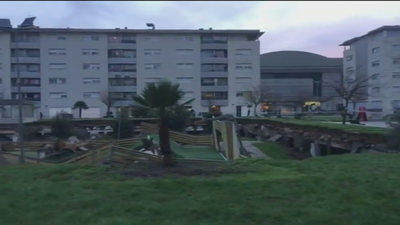 Un parque infantil se hunde sobre el aparcamiento de una urbanización en Santander