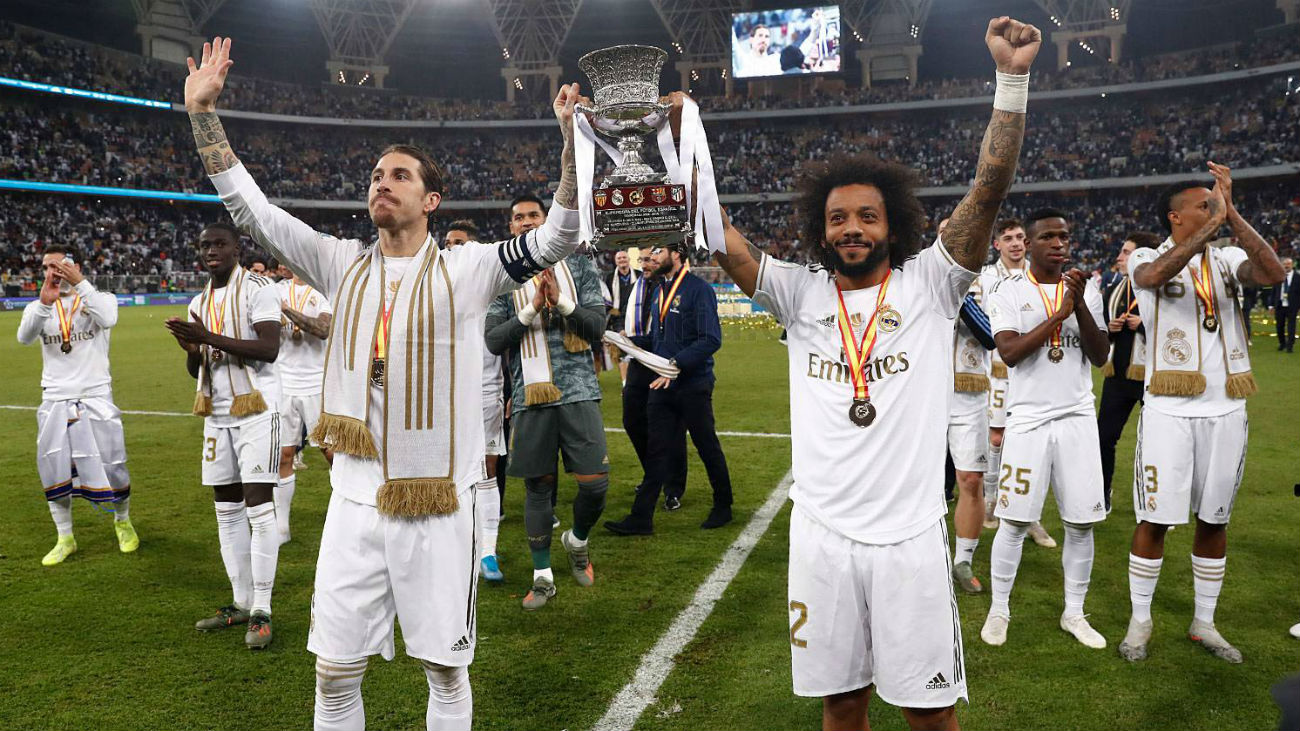 Así celebró la Supercopa el Real Madrid en el césped y en el vestuario