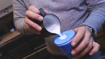 Llega la moda del café azul a Madrid