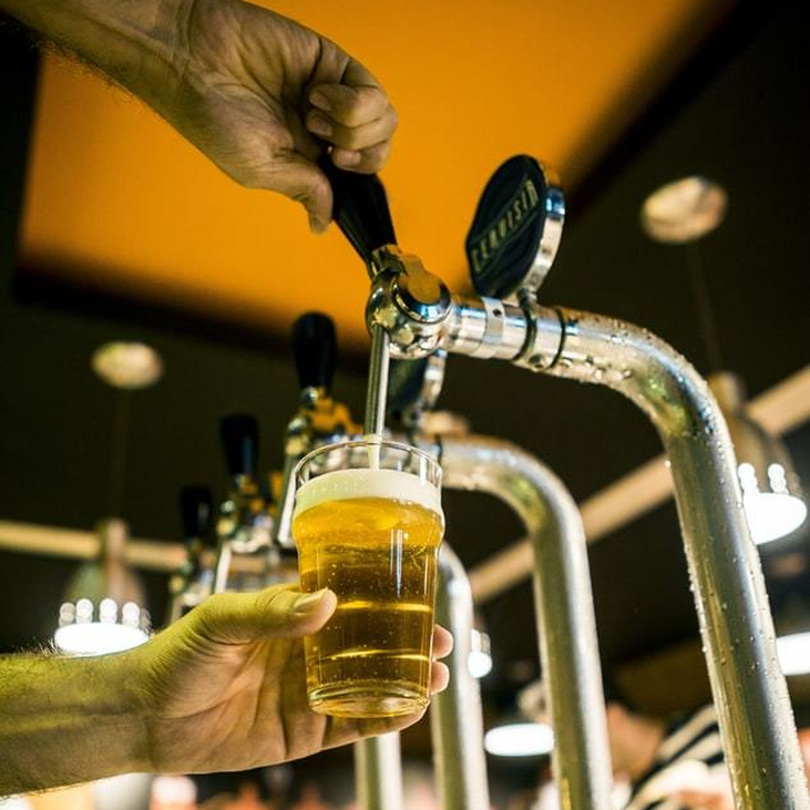 Se queda encerrado borracho en un bar y llama a la Guardia Civil para que le saquen de allí