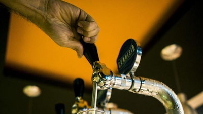 Se queda encerrado borracho en un bar y llama a la Guardia Civil para que le saquen de allí