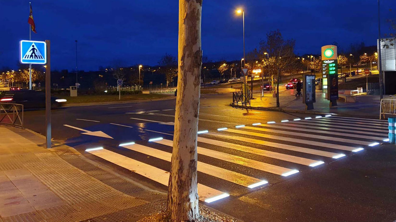 La Comunidad mejora la iluminación de pasos de peatones peligrosos en la Sierra
