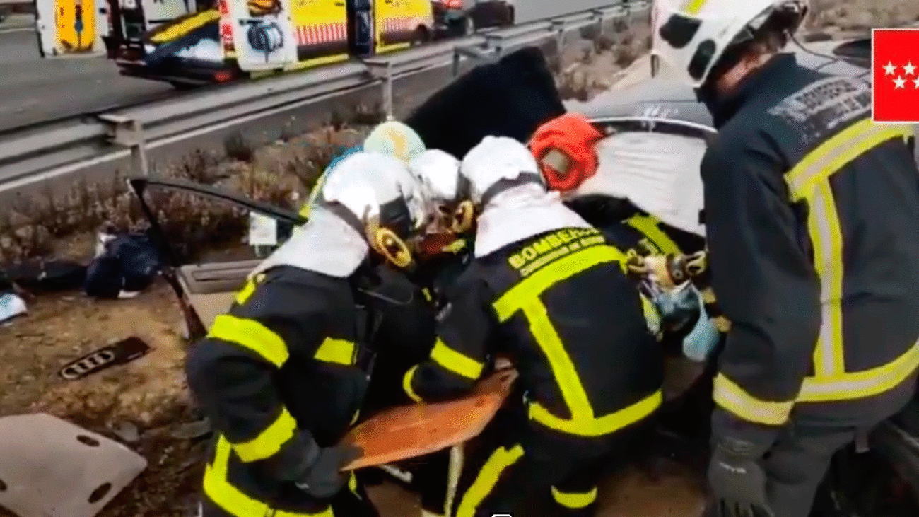 Los bomberos rescatan al conductor tras sufrir un accidente en la M-50