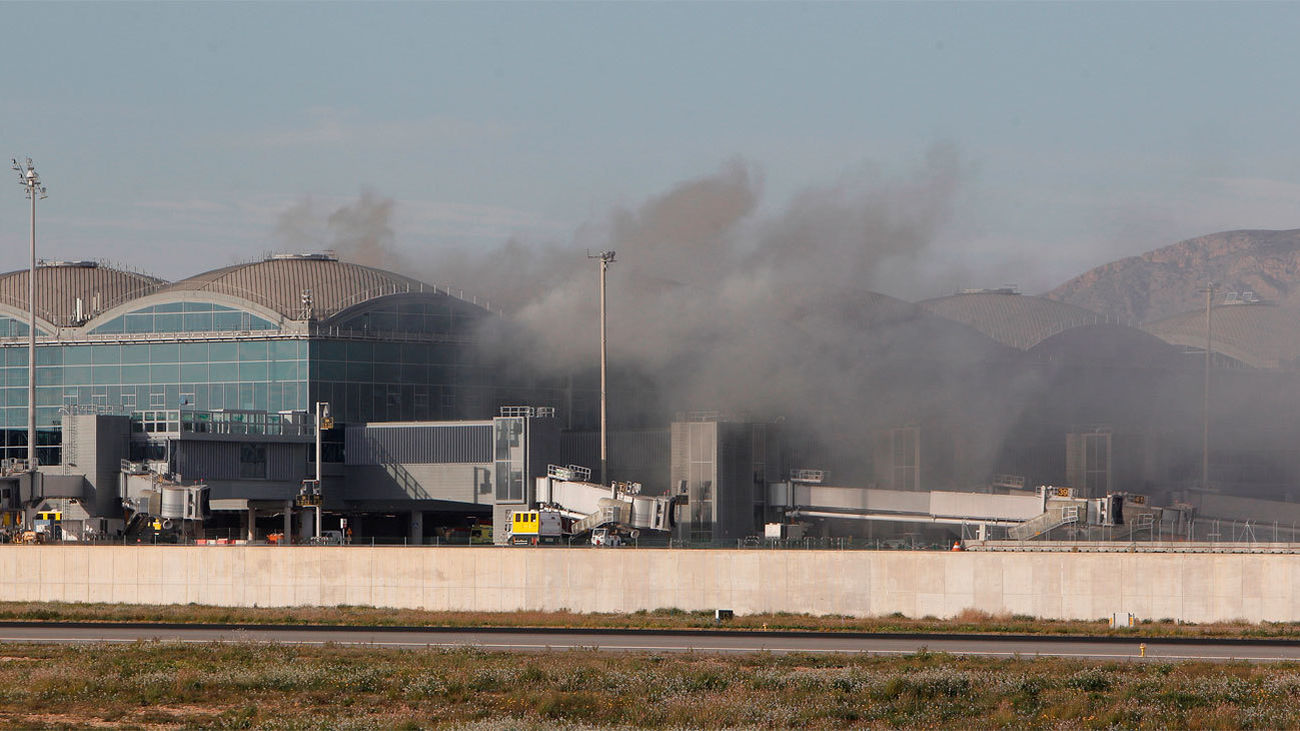 Cuatro vuelos desviados por un incendio en el aeropuerto de Alicante
